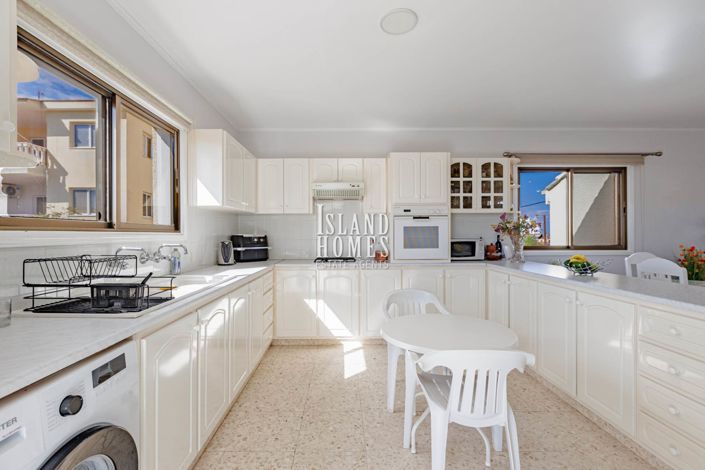 Image No.5-Maison de 5 chambres à vendre à Deryneia