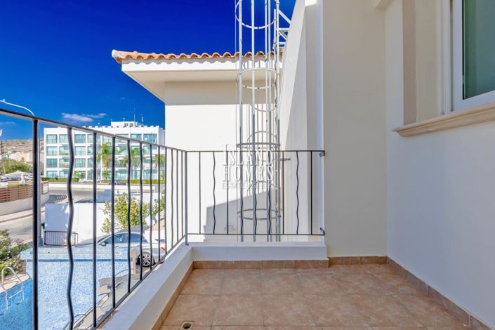 Image No.20-2 Bed Townhouse for sale