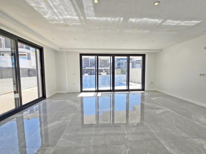 Image No.12-5 Bed Semi-Detached for sale