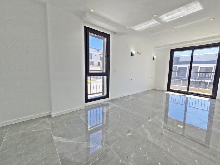 Image No.24-5 Bed Semi-Detached for sale