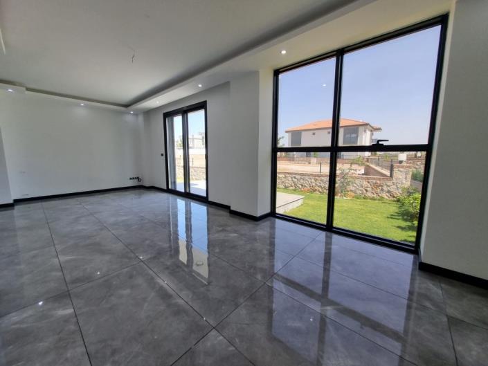 Image No.14-3 Bed Villa / Detached for sale