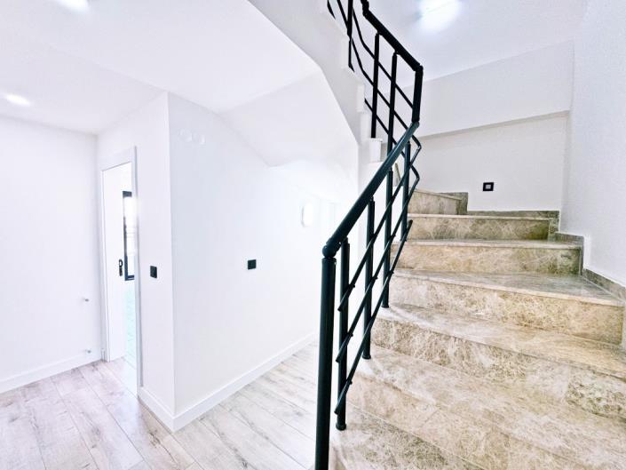 Image No.21-3 Bed Duplex for sale