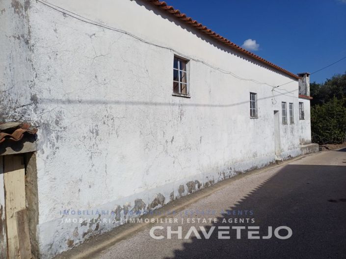 2-bedroom stone house to renovate, with land and borehole, near Cernache do Bonjardim