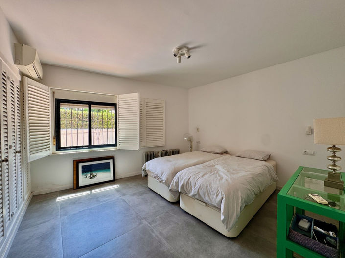 Image No.12-3 Bed Property for sale