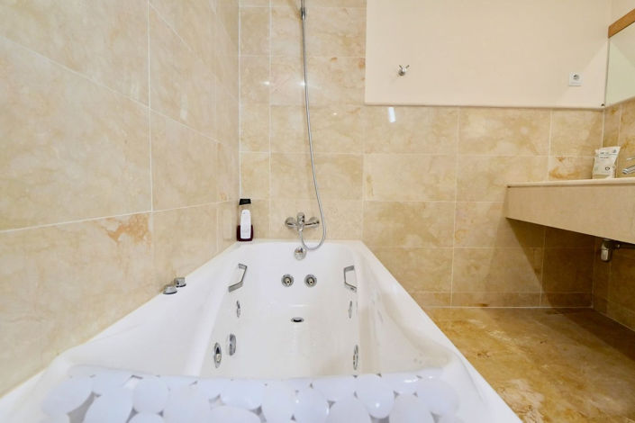 Image No.9-3 Bed Property for sale