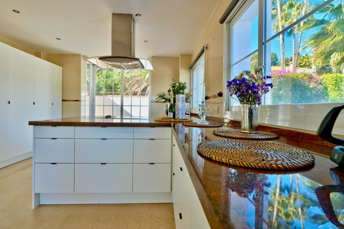 Image No.11-6 Bed Property for sale