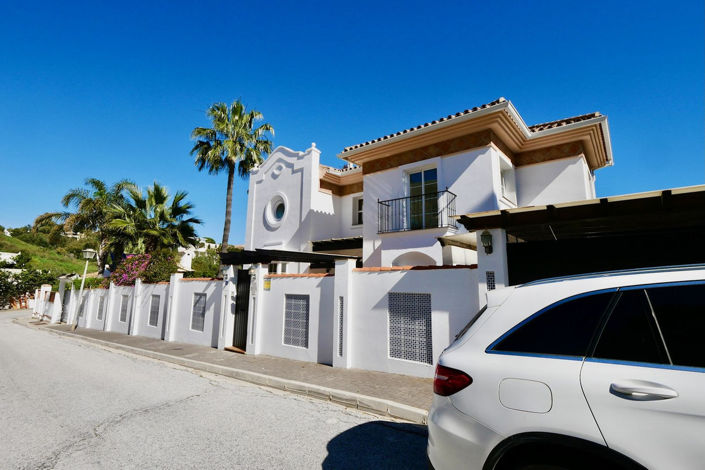 Image No.101-6 Bed Property for sale