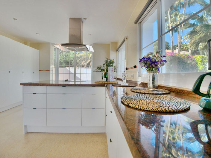 Image No.104-6 Bed Property for sale