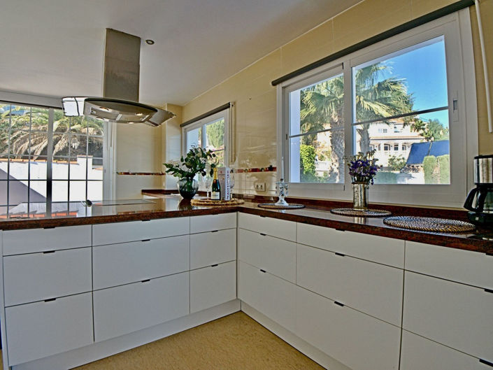 Image No.105-6 Bed Property for sale