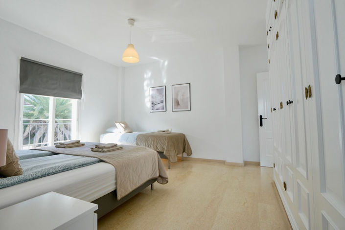 Image No.21-6 Bed Property for sale