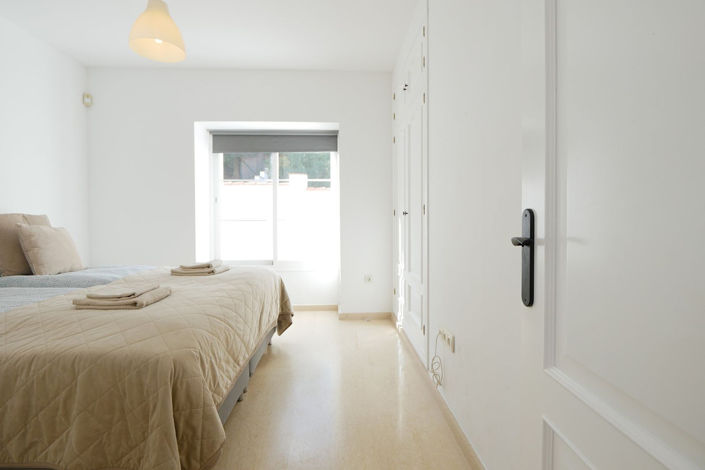 Image No.72-6 Bed Property for sale