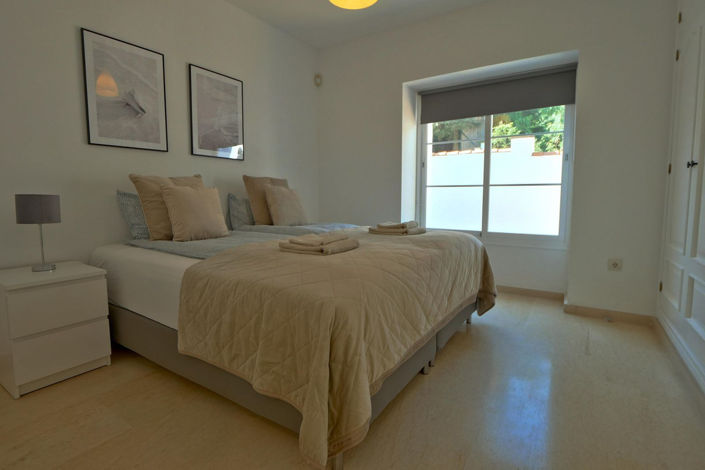 Image No.86-6 Bed Property for sale