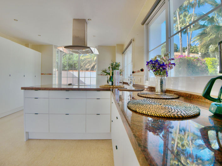 Image No.99-6 Bed Property for sale