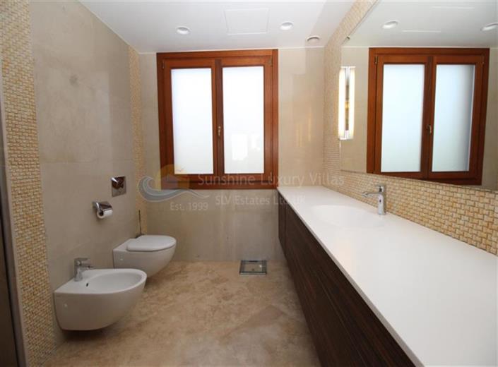 Image No.13-6 Bed Villa / Detached for sale