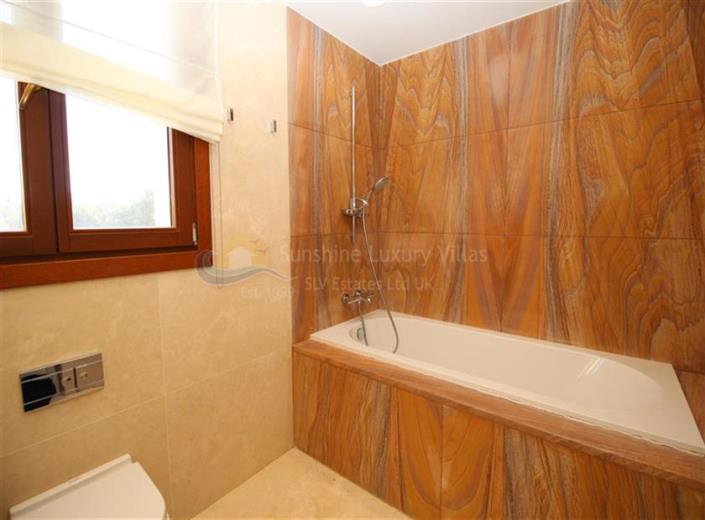 Image No.14-6 Bed Villa / Detached for sale