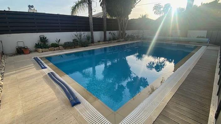 Image No.2-Villa de 4 chambres à vendre à Larnaca