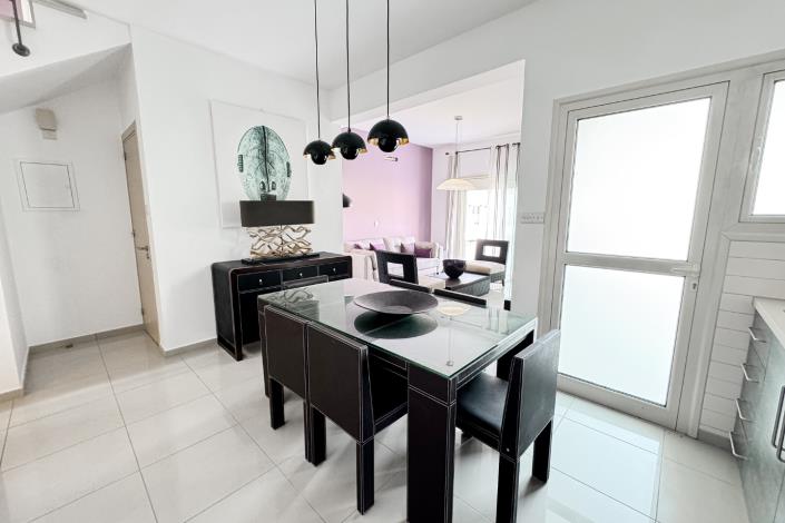 Image No.9-2 Bed Townhouse for sale