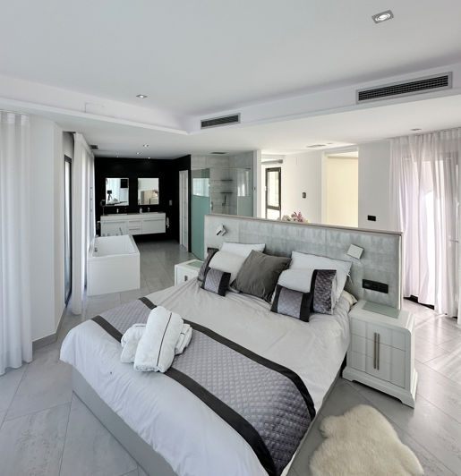 Image No.10-5 Bed Villa for sale