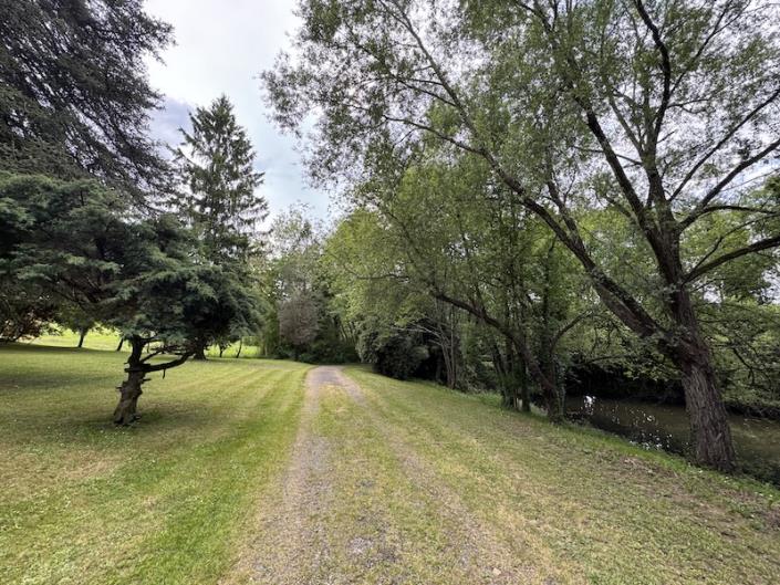 Image No.6-Maison de campagne de 4 chambres à vendre à Chalais