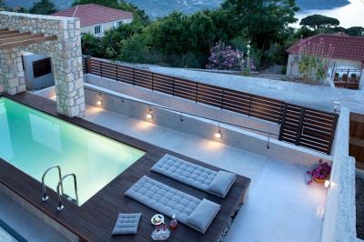 Exquistie_villa_with_pool_for_sale_in_Kefalonia--1-