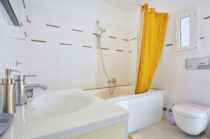 Image No.10-10 Bed House for sale