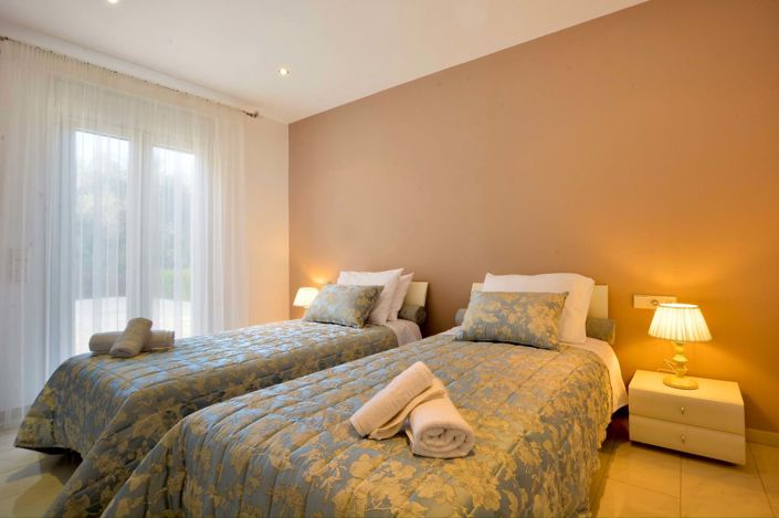 Image No.24-10 Bed House for sale