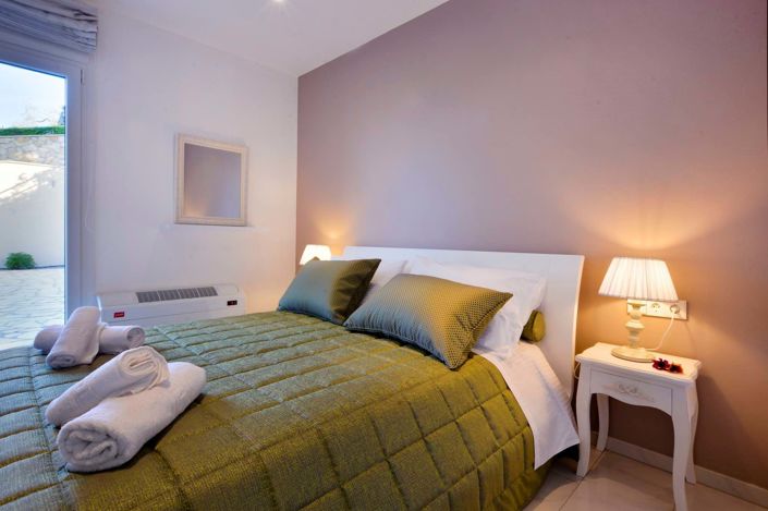 Image No.26-10 Bed House for sale