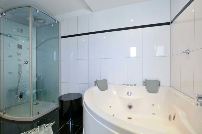 Image No.40-10 Bed House for sale