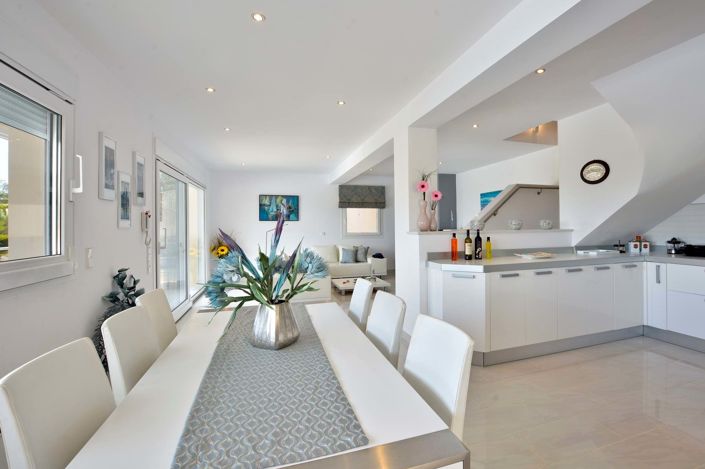 Image No.7-10 Bed House for sale