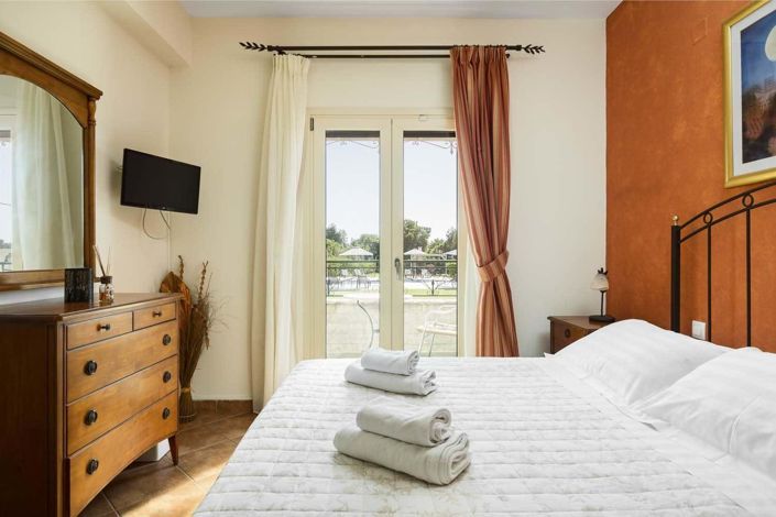 Image No.8-5 Bed House for sale