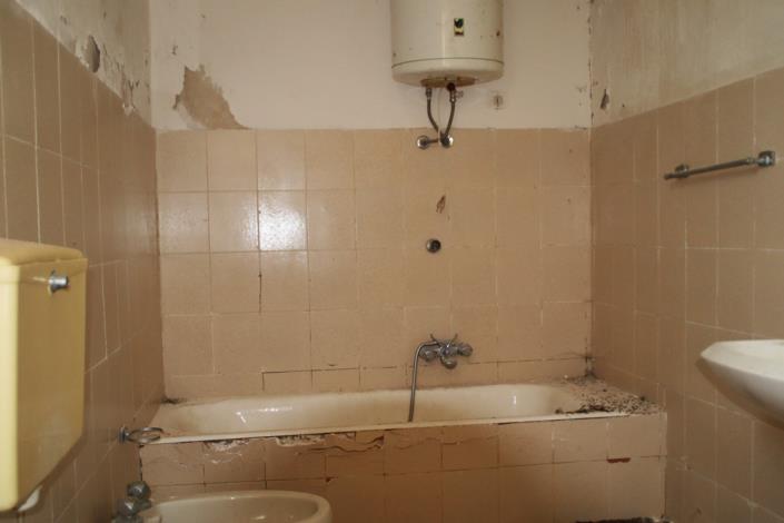 Image No.18-2 Bed Farmhouse for sale