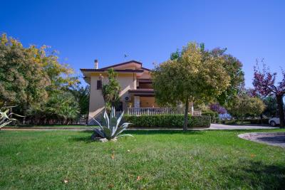 Villa-with-garden-in-Calabria