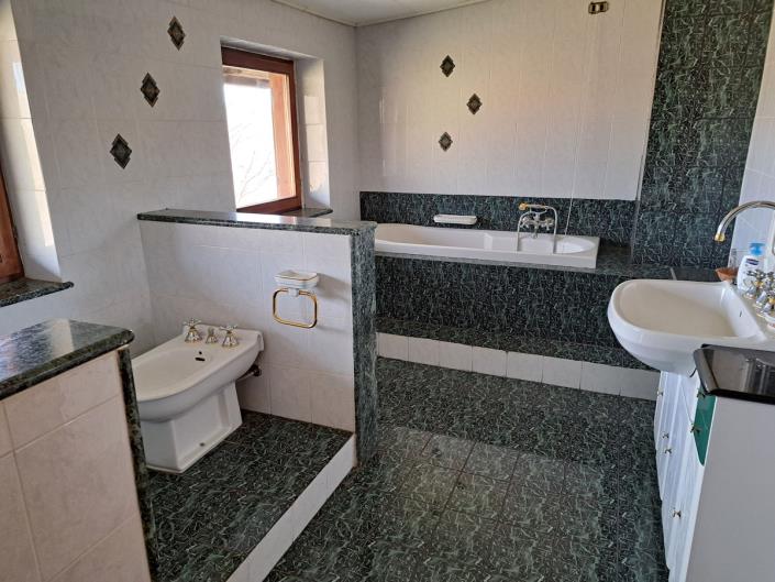 Image No.30-6 Bed House for sale