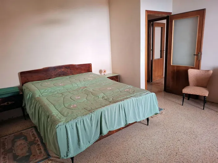 Image No.5-2 Bed House for sale