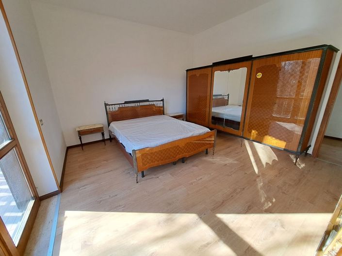 Image No.12-6 Bed House for sale