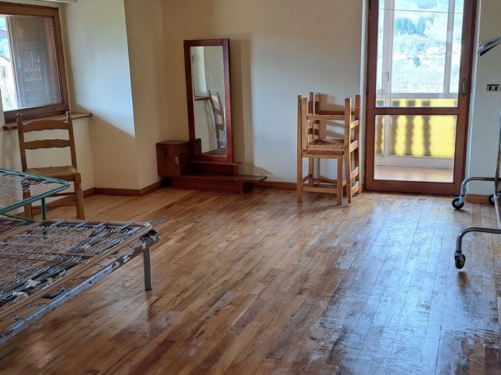 Image No.18-6 Bed House for sale