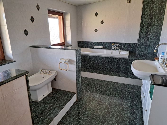 Image No.32-6 Bed House for sale