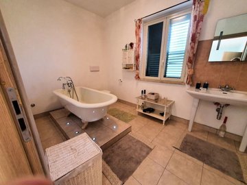 longobardi-house18mo1fbath610a5bb9efa90