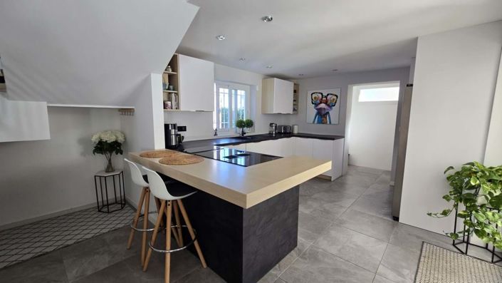 Image No.10-5 Bed Villa for sale