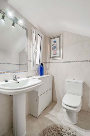 Image No.19-3 Bed Townhouse for sale