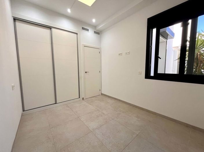 Image No.15-3 Bed Townhouse for sale