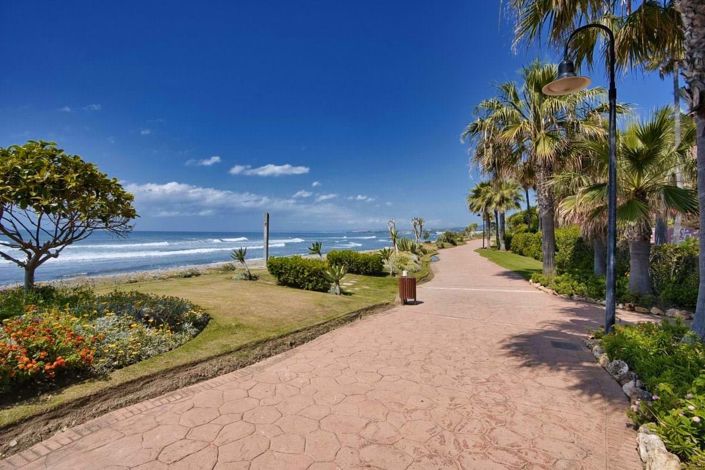 Image No.2-Maison de ville de 5 chambres à vendre à Estepona