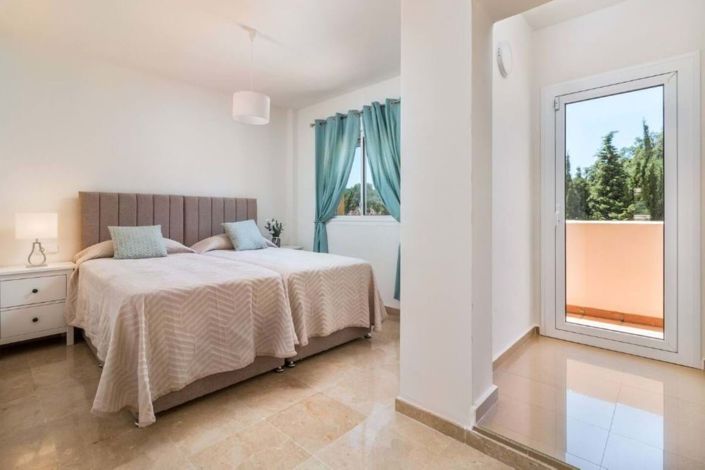 Image No.14-4 Bed Semi-Detached for sale