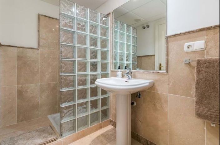 Image No.15-4 Bed Semi-Detached for sale