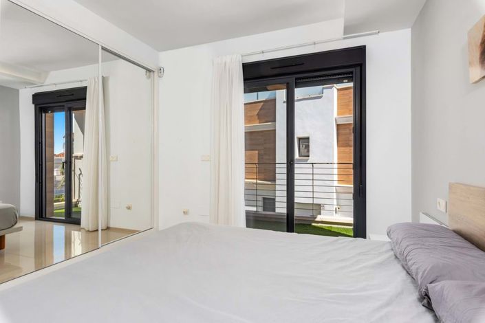 Image No.16-4 Bed Townhouse for sale