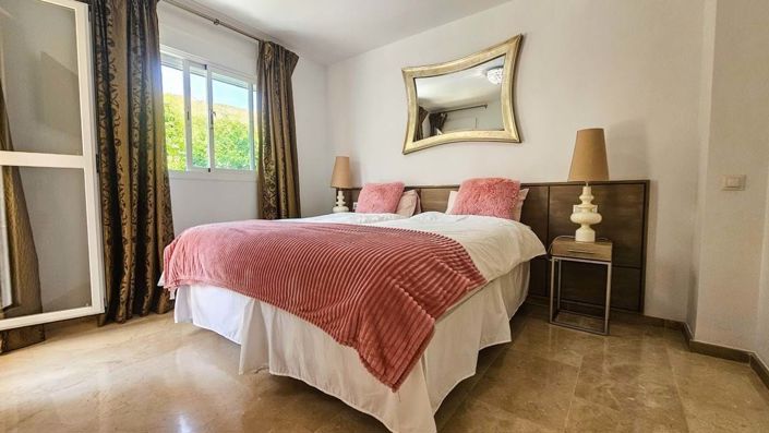 Image No.15-4 Bed Semi-Detached for sale