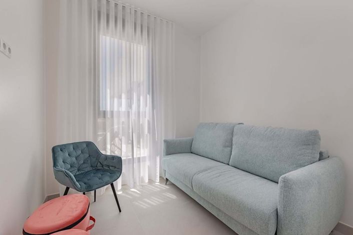 Image No.14-4 Bed Semi-Detached for sale