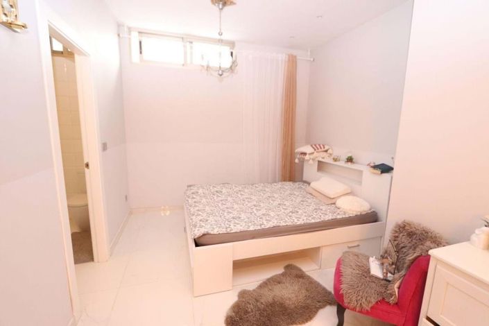 Image No.30-5 Bed Townhouse for sale