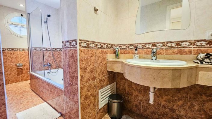 Image No.17-4 Bed Townhouse for sale