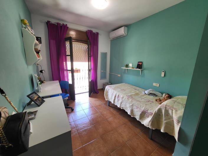 Image No.17-5 Bed House for sale